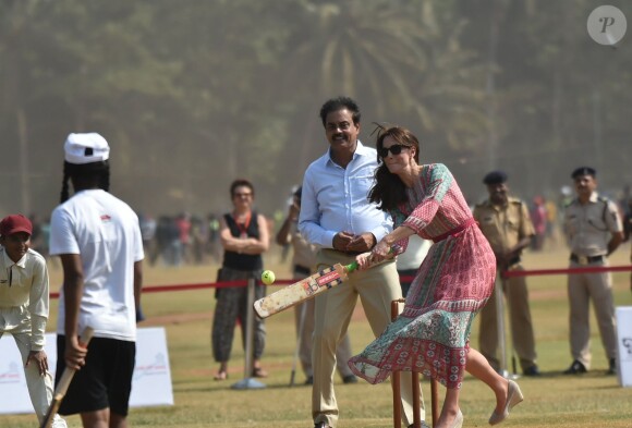 Le prince William et la duchesse de Cambridge, Catherine Kate Middleton jouent au cricket sur la place Oval Maidan à Bombay le 10 avril 2016