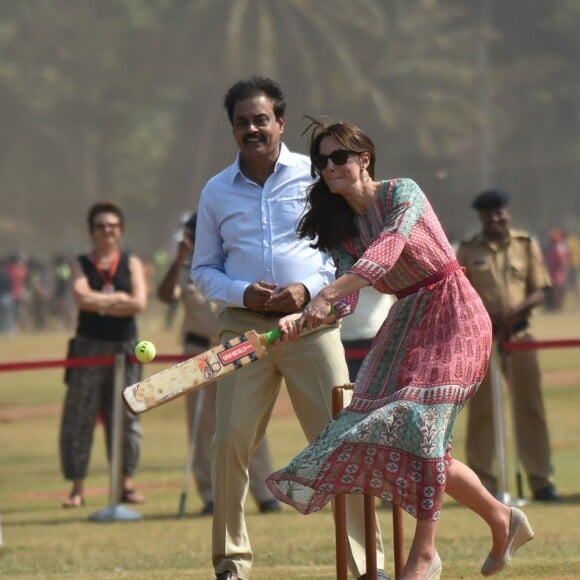 Le prince William et la duchesse de Cambridge, Catherine Kate Middleton jouent au cricket sur la place Oval Maidan à Bombay le 10 avril 2016