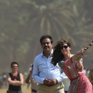 Catherine Kate Middleton joue au cricket sur la place Oval Maidan à Bombay le 10 avril 2016