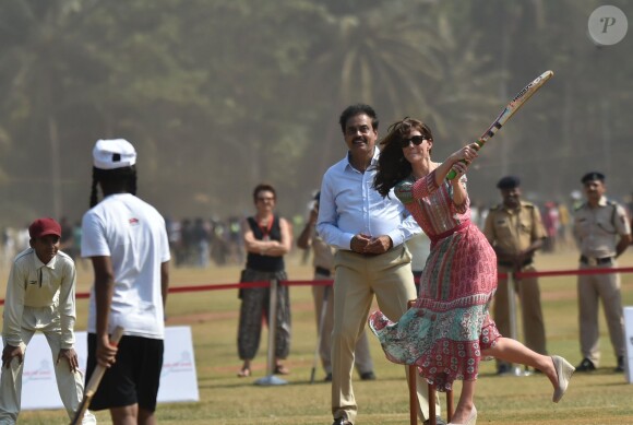 Catherine Kate Middleton joue au cricket sur la place Oval Maidan à Bombay le 10 avril 2016