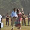 Le prince William et la duchesse de Cambridge, Catherine Kate Middleton jouent au cricket sur la place Oval Maidan à Bombay le 10 avril 2016