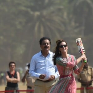 Le prince William et la duchesse de Cambridge, Catherine Kate Middleton jouent au cricket sur la place Oval Maidan à Bombay le 10 avril 2016