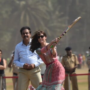 Le prince William et la duchesse de Cambridge, Catherine Kate Middleton jouent au cricket sur la place Oval Maidan à Bombay le 10 avril 2016