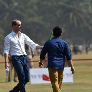 Le prince William et la duchesse de Cambridge, Catherine Kate Middleton jouent au cricket sur la place Oval Maidan à Bombay le 10 avril 2016