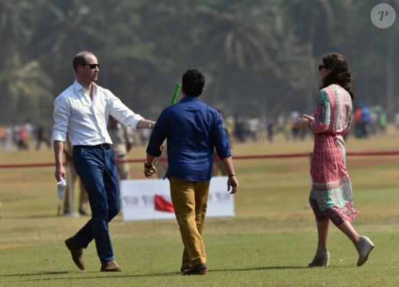 Le prince William et la duchesse de Cambridge, Catherine Kate Middleton jouent au cricket sur la place Oval Maidan à Bombay le 10 avril 2016