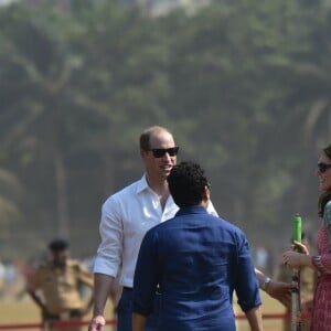 Le prince William et la duchesse de Cambridge, Catherine Kate Middleton jouent au cricket sur la place Oval Maidan à Bombay le 10 avril 2016