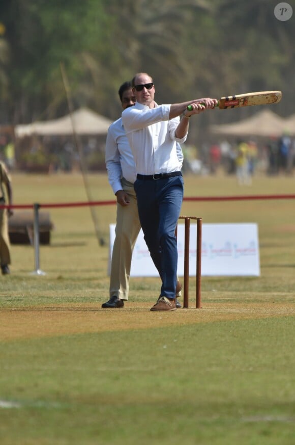 Le prince William joue au cricket sur la place Oval Maidan à Bombay le 10 avril 2016