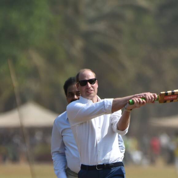 Le prince William joue au cricket sur la place Oval Maidan à Bombay le 10 avril 2016