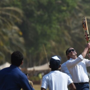 Le prince William joue au cricket sur la place Oval Maidan à Bombay le 10 avril 2016