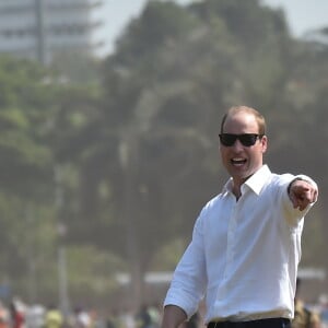 Le prince William joue au cricket sur la place Oval Maidan à Bombay le 10 avril 2016