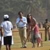 Le prince William et la duchesse de Cambridge, Catherine Kate Middleton jouent au cricket sur la place Oval Maidan à Bombay le 10 avril 2016