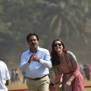 Le prince William et la duchesse de Cambridge, Catherine Kate Middleton jouent au cricket sur la place Oval Maidan à Bombay le 10 avril 2016