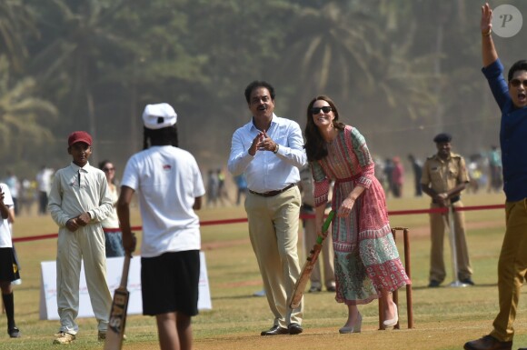 Le prince William et la duchesse de Cambridge, Catherine Kate Middleton jouent au cricket sur la place Oval Maidan à Bombay le 10 avril 2016
