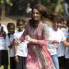 La duchesse de Cambridge, Catherine Kate Middleton s'amusant avec des enfants au parc Oval Maidan à Bombay le 10 avril 2016