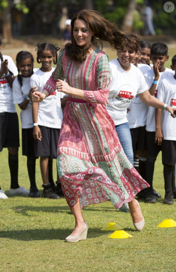 La duchesse de Cambridge, Catherine Kate Middleton s'amusant avec des enfants au parc Oval Maidan à Bombay le 10 avril 2016