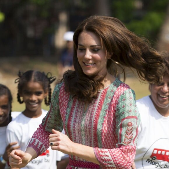 La duchesse de Cambridge, Catherine Kate Middleton s'amusant avec des enfants au parc Oval Maidan à Bombay le 10 avril 2016