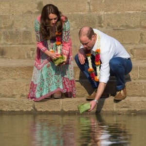 Kate Middleton et William au Banganga Water Tank, à Bombay le 10 avril 2016