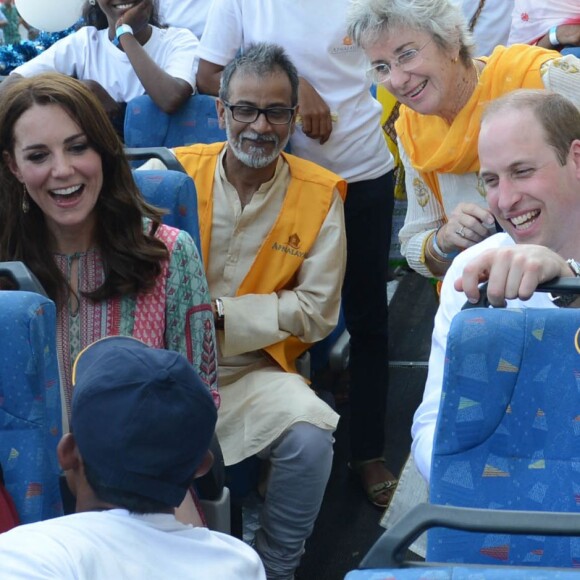 Le duc et la duchesse de Cambridge avec des enfants à Bombay le 10 avril 2016.