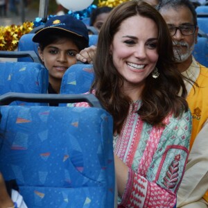 Le duc et la duchesse de Cambridge avec des enfants à Bombay le 10 avril 2016.
