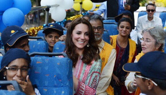 Le duc et la duchesse de Cambridge avec des enfants à Bombay le 10 avril 2016.