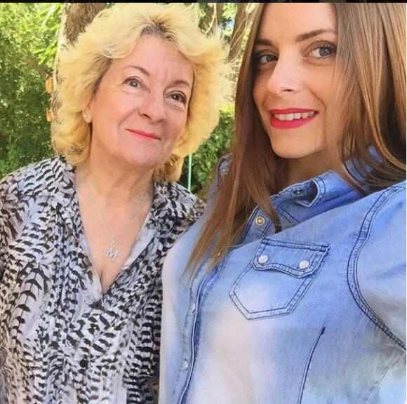 Alexia Mori de Secret Story 7 pose avec sa grand-mère, le 10 avril 2016