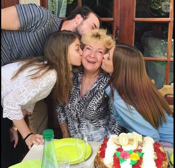 Alexia Mori fête les 70 ans de sa grand-mère en famille, le 10 avril 2016