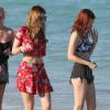 Bella Thorne, sa soeur Dani et une amie profitent d'une belle journée ensoleillée à Miami Beach, le 7 avril 2016.