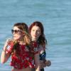 Bella et Dani Thorne profitent d'une belle journée ensoleillée à Miami Beach. Le 7 avril 2016.