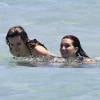 Bella et Dani Thorne se baignent à Miami Beach, le 8 avril 2016.