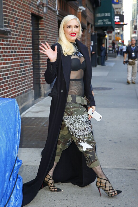 Gwen Stefani, souriante et sexy, arrive à l'émission "The Late Show" à New York le 1er avril 2016.