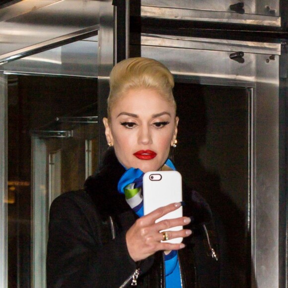Gwen Stefani photographie les paparazzis avec son téléphone à la sortie de l'Empire State Building à New York. Le 31 mars 2016 © CPA / Bestimage