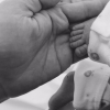 Kim Painter, la femme de l'acteur Chad Lowe, a publié une photo des pieds sa troisième petite fille prénommée Nixie Barbara, sur sa page Twitter, le 1er avril 2016.