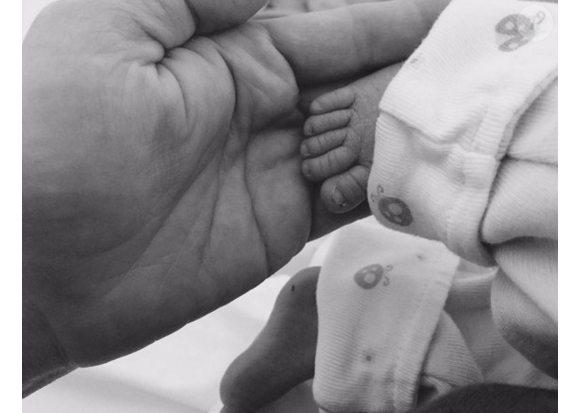 Kim Painter, la femme de l'acteur Chad Lowe, a publié une photo des pieds sa troisième petite fille prénommée Nixie Barbara, sur sa page Twitter, le 1er avril 2016.