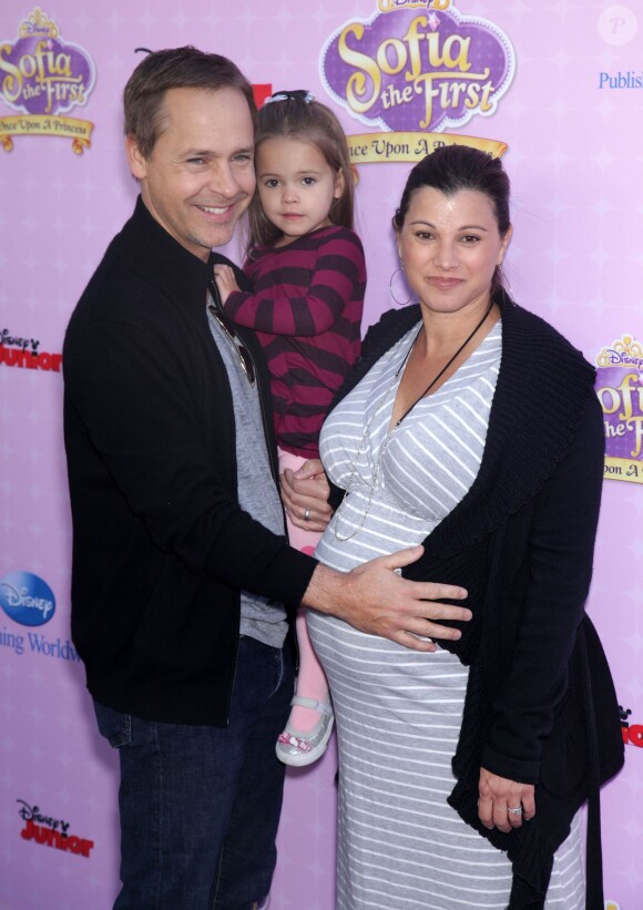Chad Lowe avec sa femme Kim, enceinte, et leur fille Mabel à la Premiere de "Sofia The First: Once Upon a Princess " aux studios de Walt Disney a Los Angeles le 10 novembre 2012