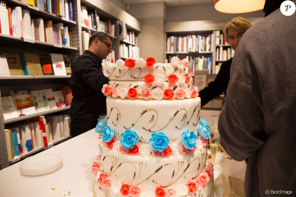 Exclusif Illustration Du Gateau D Anniversaire De Raymonde Viret Pour Ses 92 Ans Raymonde Viret Pose Pour La Sortie De Son Livre Trouvez Votre Voix A La L Purepeople