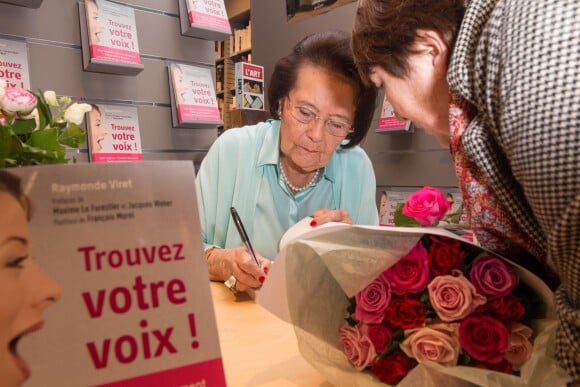 Exclusif - Raymonde Viret - Raymonde Viret pose pour la sortie de son livre "Trouvez votre voix !" à la librairie Albin Michel mais aussi pour son 92ème anniversaire boulevard Saint-Germain à Paris le 11 avril 2016.