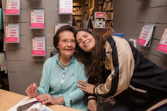 Exclusif - Raymonde Viret et Vanille Leclerc - Raymonde Viret pose pour la sortie de son livre "Trouvez votre voix !" à la librairie Albin Michel mais aussi pour son 92ème anniversaire boulevard Saint-Germain à Paris le 11 avril 2016.