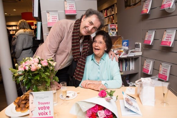 Exclusif - François Morel, Raymonde Viret - Raymonde Viret pose pour la sortie de son livre "Trouvez votre voix !" à la librairie Albin Michel mais aussi pour son 92ème anniversaire boulevard Saint-Germain à Paris le 11 avril 2016.