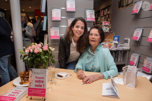 Exclusif - Anouchka Delon, Raymonde Viret - Raymonde Viret pose pour la sortie de son livre "Trouvez votre voix !" à la librairie Albin Michel mais aussi pour son 92ème anniversaire boulevard Saint-Germain à Paris le 11 avril 2016.