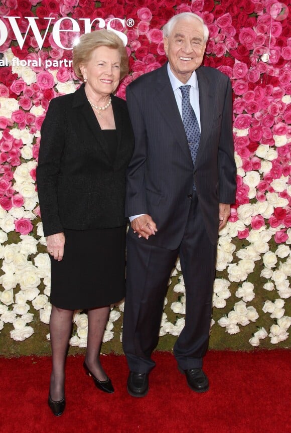 Garry Marshall et sa femme Barbara Marshall lors de l'avant-première de Joyeuses fêtes des mères (Mother's Day) au Chinese Theater à Hollywood (Los Angeles), le 13 avril 2016