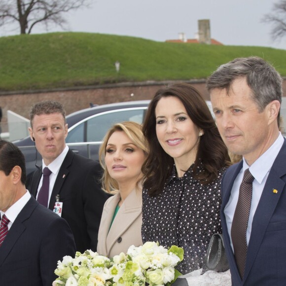 Le prince Frederik et la princesse Mary de Danemark ont accompagné le président du Mexique Enrique Pena Nieto et sa femme Angèlica Rivera lors de leur visite au château de Kronborg et au musée Maritime à Elseneur, le 13 avril 2016, lors de leur visite d'Etat.