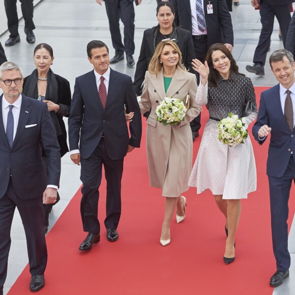 Le prince Frederik et la princesse Mary de Danemark ont accompagné le président du Mexique Enrique Pena Nieto et sa femme Angèlica Rivera lors de leur visite au château de Kronborg et au musée Maritime à Elseneur, le 13 avril 2016, lors de leur visite d'Etat.