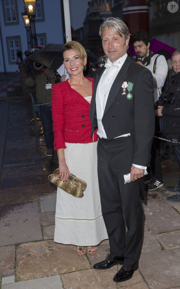 Mads Mikkelsen et sa femme Hanne Jacobsen au banquet d'état pour le président du Mexique Enrique Pena Nieto et sa femme Angelica Rivera au château de Fredensborg le 13 avril 2016