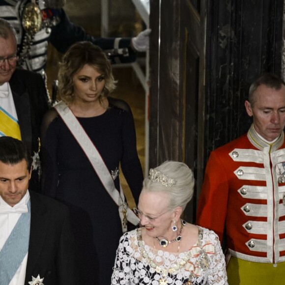 La reine Margrethe II de Danemark et le prince Henrik, Enrique Pena Nieto et sa femme Angelica Rivera au banquet d'Etat pour le président du Mexique Enrique Pena Nieto et sa femme Angelica Rivera au château de Fredensborg le 13 avril 2016