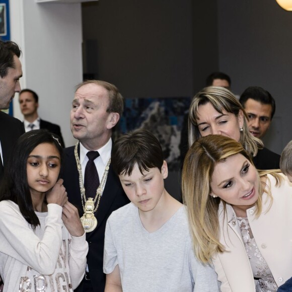 Le président du Mexique, Enrique Pena Nieto, et sa femme, Angelica Rivera, visitaient l'école Tjornegards avec le prince Frederik et la princesse Mary de Danemark à Gentofte le 14 avril 2016 lors de leur visite officielle de deux jours.