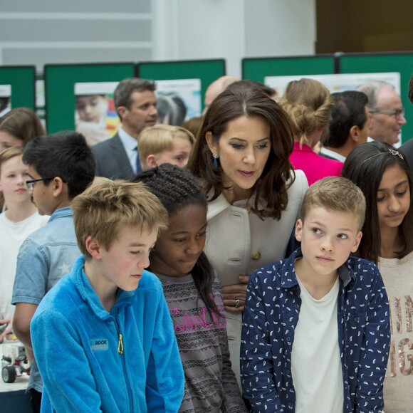 Le président du Mexique, Enrique Pena Nieto, et sa femme, Angelica Rivera, visitaient l'école Tjornegards avec le prince Frederik et la princesse Mary de Danemark à Gentofte le 14 avril 2016 lors de leur visite officielle de deux jours.