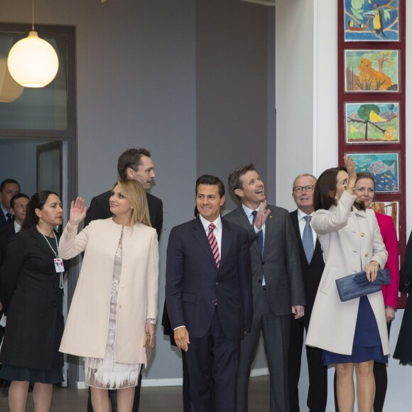 Le président du Mexique, Enrique Pena Nieto, et sa femme, Angelica Rivera, visitaient l'école Tjornegards avec le prince Frederik et la princesse Mary de Danemark à Gentofte le 14 avril 2016 lors de leur visite officielle de deux jours.