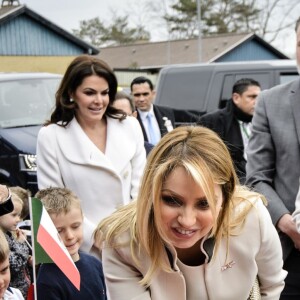 La princesse Mary de Danemark et la première dame du Mexique Angèlica Rivera ont visité le 14 avril 2016 une école qui travaille avec le programme anti-intimidation de la Fondation Mary à Kokkedal lors de la visite officielle de deux jours du couple présidentiel mexicain au Danemark.