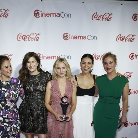 Annie Mumolo, Kathryn Hahn, Kristen Bell, Mila Kunis, Christina Applegate à la soirée CinemaCon Big Screen Achievement Awards 2016 à l'hôtel The Colosseum of Caesars Palace à Las Vegas, le 14 avril 2016 © Mjt/AdMedia via Bestimage1