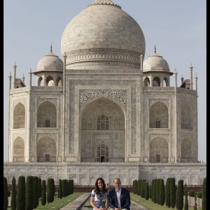 Kate Middleton (en robe Naeem Khan) et le prince William ont visité le Taj Mahal à Agra le 16 avril 2016, au dernier jour de leur tournée royale en Inde, posant pour les photographes sur le banc où la princesse Diana avait été immortalisée en 1992, en solitaire.